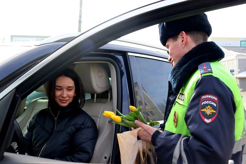    В Иванове сотрудники Госавтоинспекции вышли на службу с букетами цветов