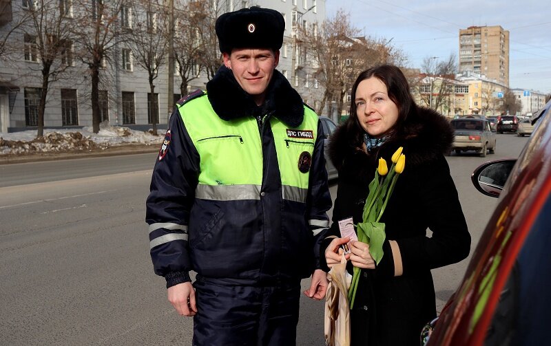    В Иванове сотрудники Госавтоинспекции вышли на службу с букетами цветов