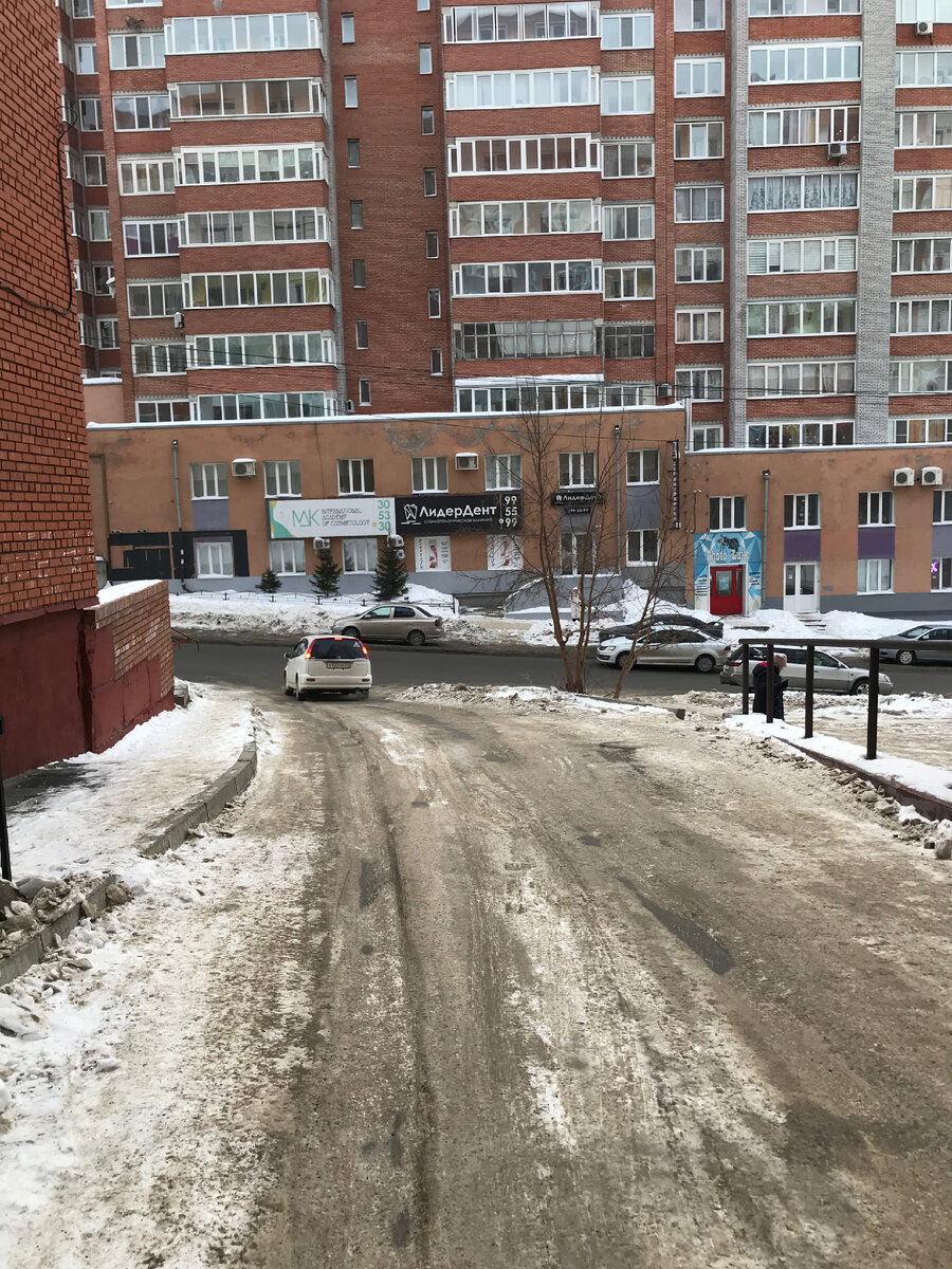 Во дворе.Учебная 8