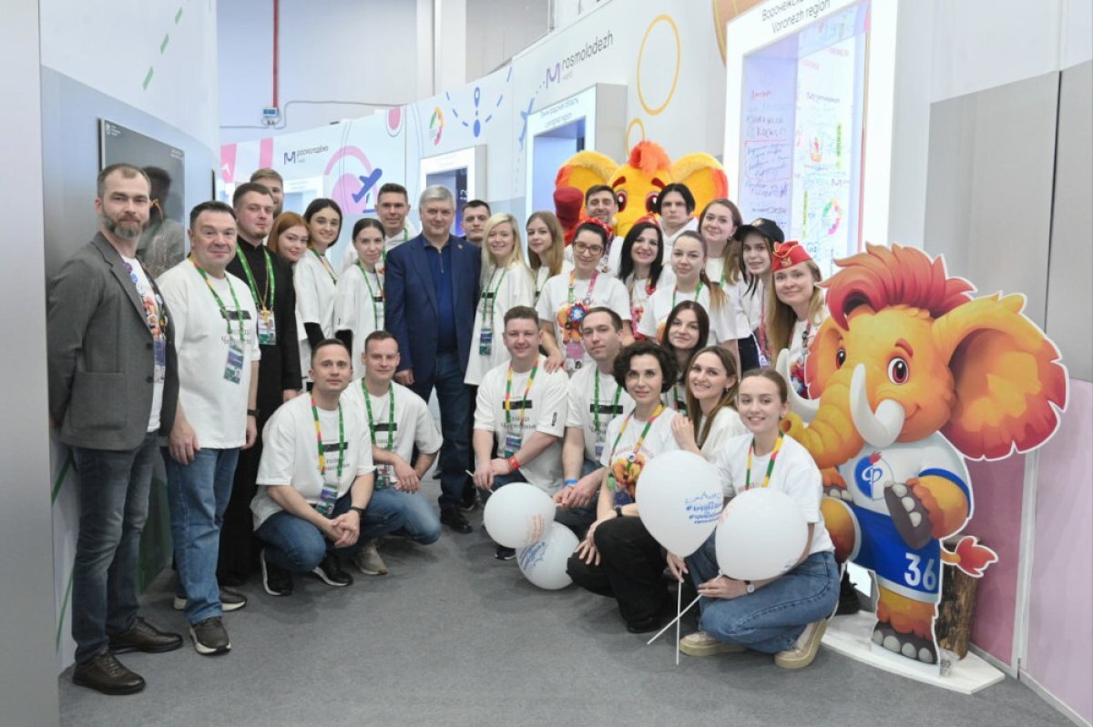    Александр Гусев посетил воронежский стенд на фестивале молодежи в Сочи