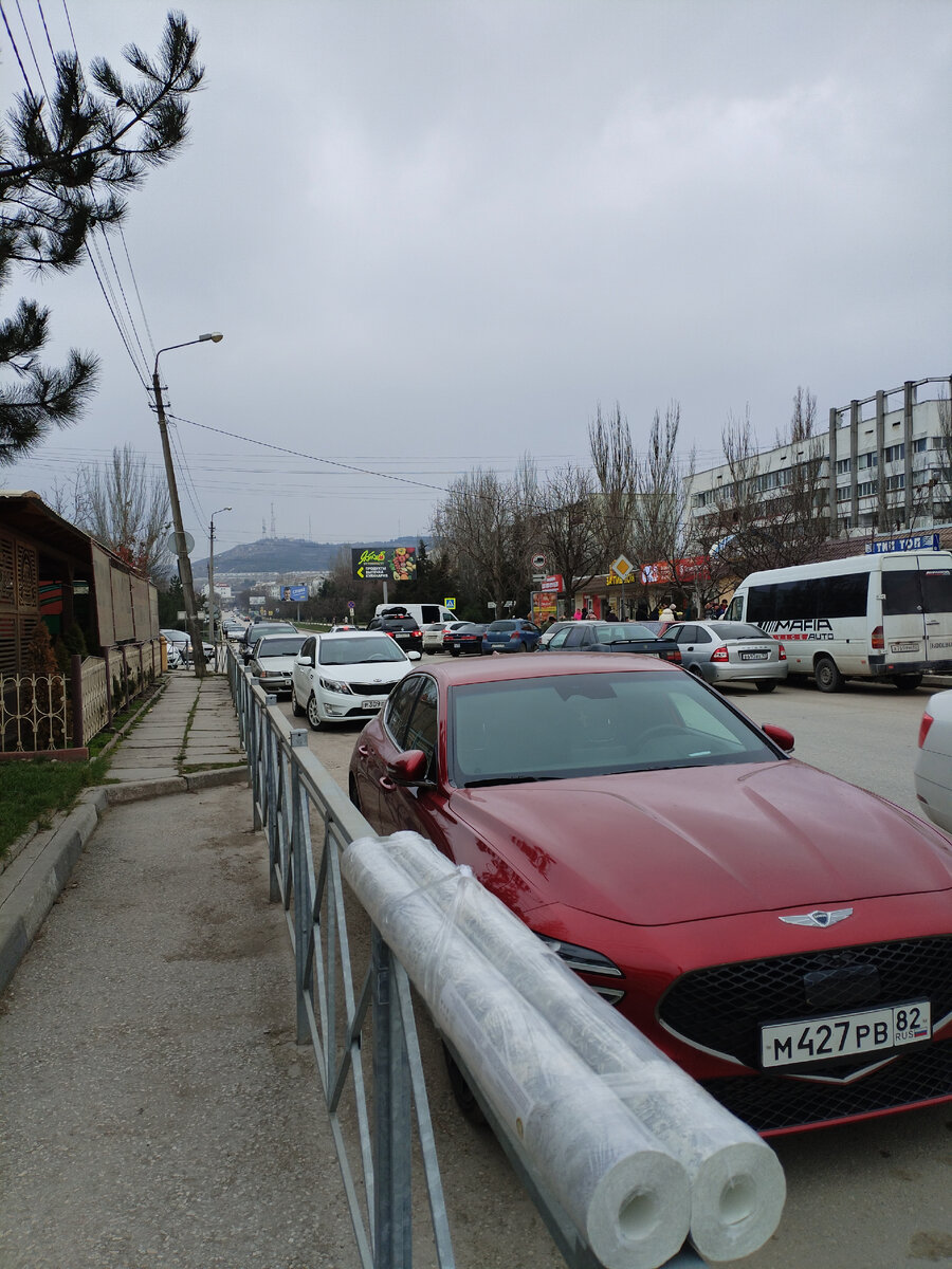 В кадр попали обои для зала. Купила только два рулона. Но и оклеить там только полторы стены. Должно хватить. Лишние не стала брать , рулон 2,400р. Не дешево. 