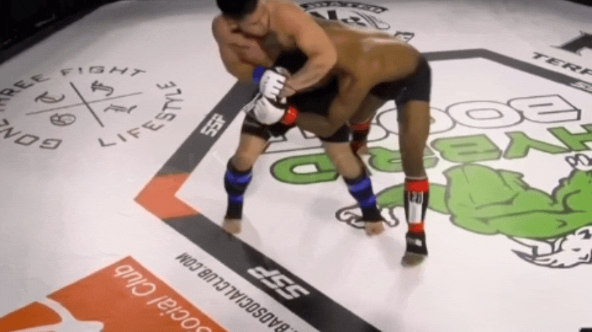 Напиши в комментариях - как тебе такой момент в любительском ММА? 