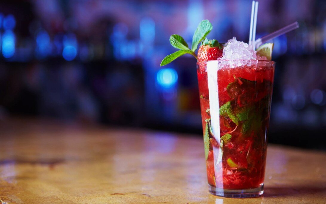 ягодный смузи. смузи банан черника голубика. Berry smoothies (ягодный смузи) колеус. фруктовый смузи калифорния. коктейль из ягод.