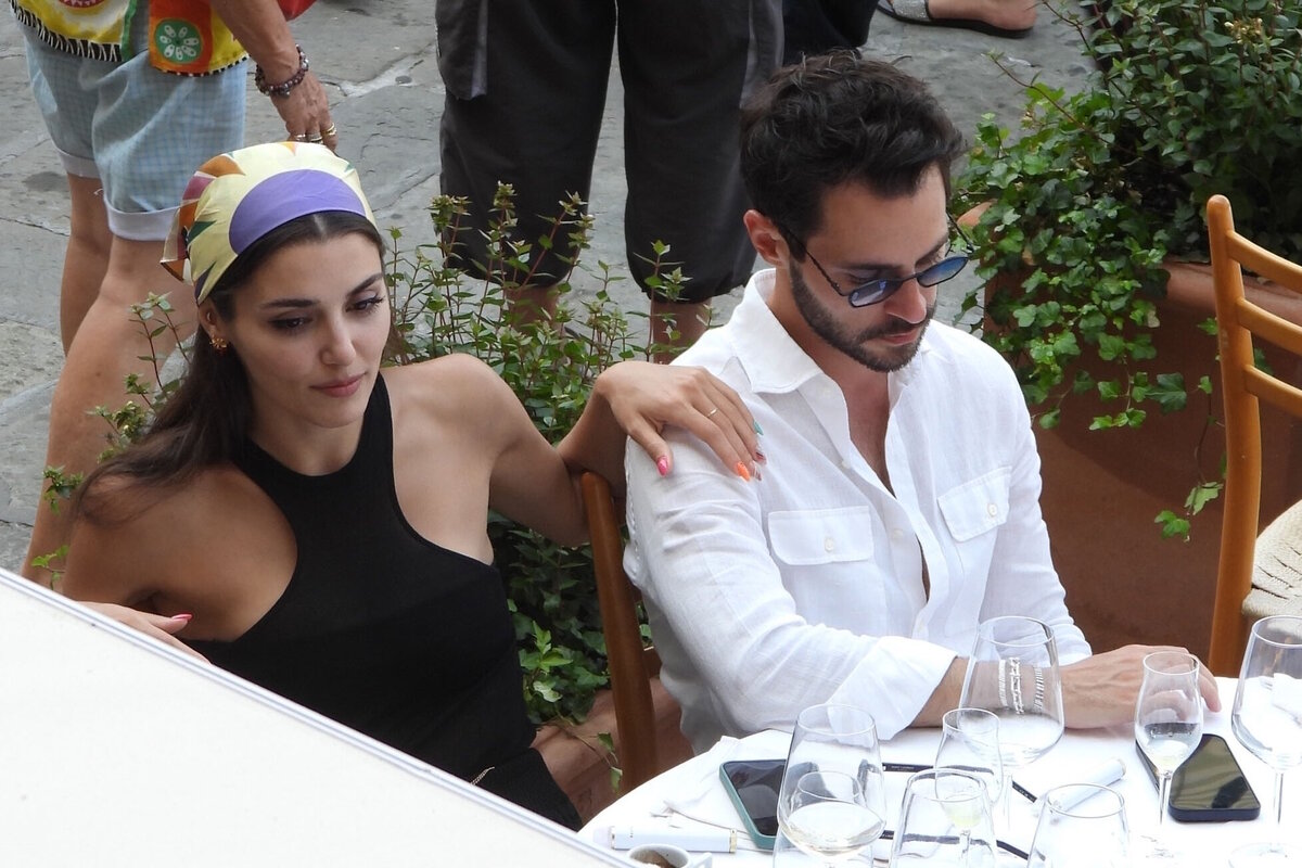 Хакан сабанджи. Хендэ эрчел и хакан сабанджи. Хаканом сабанджи и ханде эрчел. Хаканом сабанджи и ханде эрчел. Ханде эрчел и хакан.