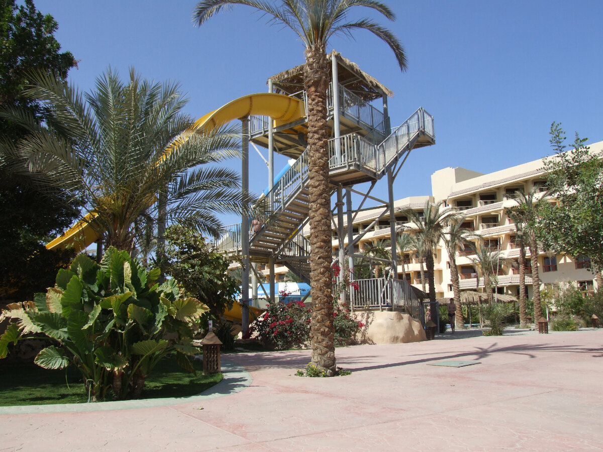 На этом фото, сделанном из аквапарка, корпус отеля, в котором был мой номер. Как раз прямо за лестницей аквагорки.