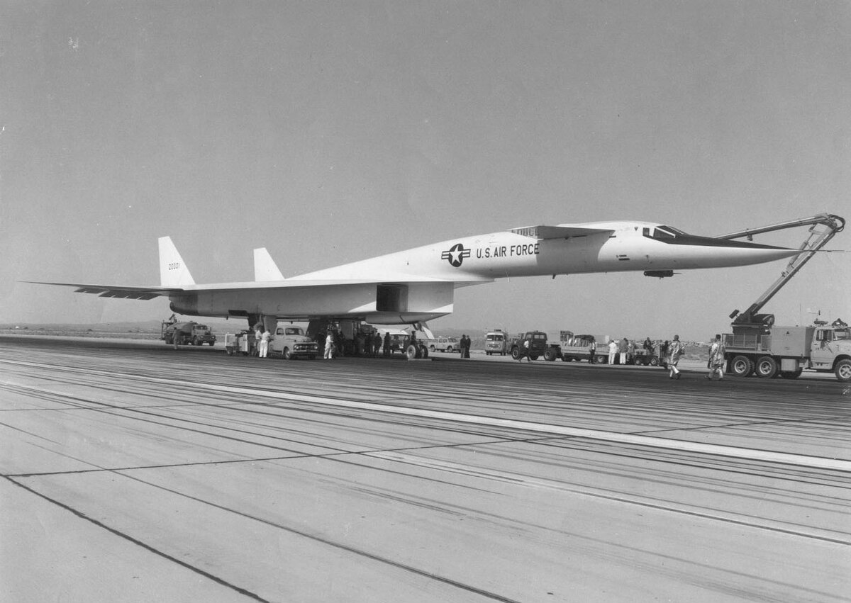 North American XB-70A Valkyrie на рулежной дорожке. Фотография сделана 21 сентября 1964 года, в день первого полета (tag 061122-F-1234P-017).