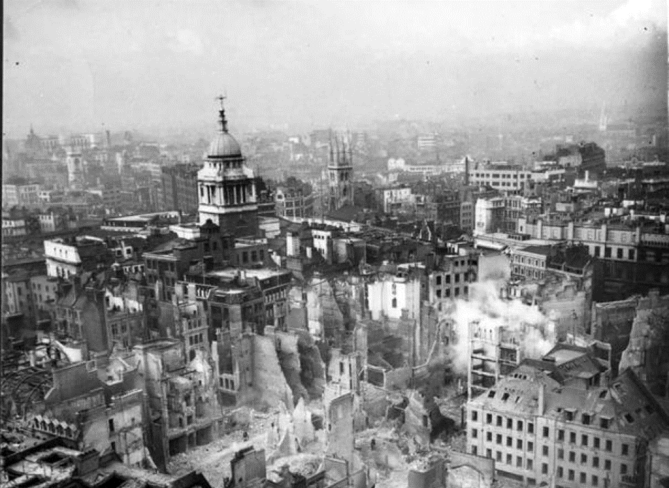 Вид запустения со стороны собора Святого Павла: фотография, сделанная после рейда 29 декабря 1940 года из Золотой галереи, возвышающейся над куполом собора, и показывающая опустошенную территорию с сгоревшими и разрушенными зданиями. 