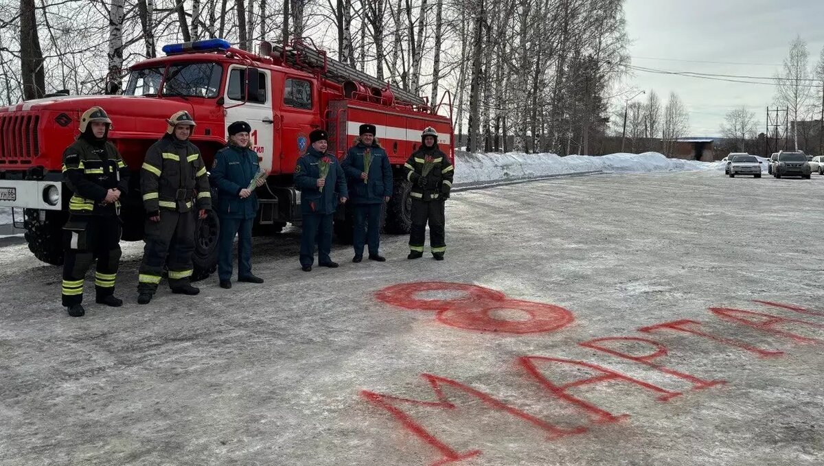 Наслаждайтесь, улыбайтесь!»: пожарные Нижнего Тагила поздравили женщин с 8  марта | Новости Тагила TagilCity.ru | Дзен