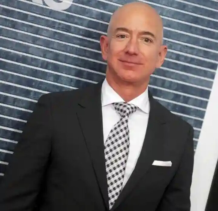 ОБЩЕСТВОГЛОБАЛЬНЫЕ ТЕМЫ
Джефф Безос снова стал самым богатым человеком в мире
Ася Миллер
05.03.20245 марта 2024 г.
В последний раз 60-летний основатель Amazon возглавлял рейтинг самых богатых людей в мире от Bloomberg в 2021 году. Теперь Джефф Безос вновь обогнал гендиректора Tesla и SpaceX.

https://p.dw.com/p/4dBWI
Основатель Amazon и Blue Origin Джефф Безос
Джефф БезосФото: picture alliance/zz/Dennis Van Tine/STAR MAX/IPx
РЕКЛАМА
Основатель компании Amazon Джефф Безос вернул себе первое место в глобальном индексе миллиардеров Bloomberg, сообщает во вторник, 5 марта, агентство AFP.

В 2024 году Безосу, чье состояние оценивается в 200 млрд долларов США, удалось обогнать в рейтинге самых богатых людей в мире владельца SpaceX Илона Маска и председателя совета директоров LVMH Moet Hennessy - Louis Vuitton Бернара Арно. Их состояние на данный момент составляет 198 и 197 млрд долларов соответственно. При подсчете капитала Безоса, в том числе, учитывались доходы от принадлежащей ему компании по исследованию космоса Blue Origin и продажи акций Amazon.

В последний раз 60-летний Джефф Безос возглавлял рейтинг Bloomberg в 2021 году. После лидирующая позиция закрепилась за Илоном Маском, состояние которого увеличивалось благодаря росту цен на акции его компании Tesla. Однако в 2024 году акции Tesla подешевели на 24 процента