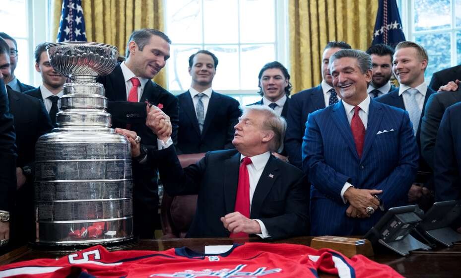    В 2018-м во время визита в Белый дом с Кубком Стэнли капитан «Вашингтона» Овечкин охотно светил выбитым зубом перед Дональдом Трампом. Фото: Global Look Press