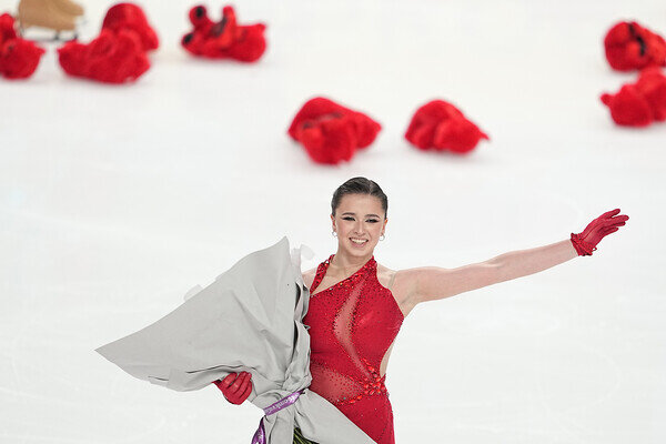 Камила Валиева выступает с короткой программой в соревнованиях среди женщин на чемпионате России по фигурному катанию в Челябинске / Александр Вильф/РИА Новости   📷