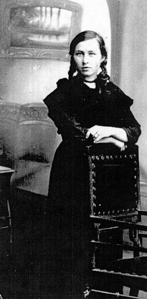 Римма Иванова во время учебы в гимназии.