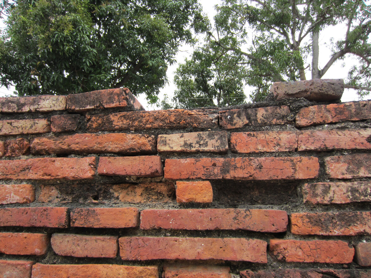 Если честно, то это исторический объект, как и на двух фото ниже Но и у нас такие кирпичи имеются, так что и руины можно "организовать", и просто функциональный объект в виде стены, но не по границе участка, 