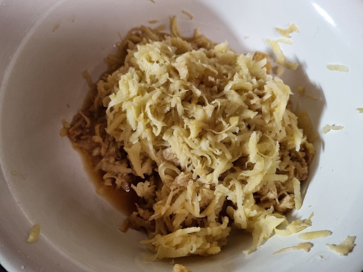 Рецепт картофельных вафлей - натерли картофель на крупной терке