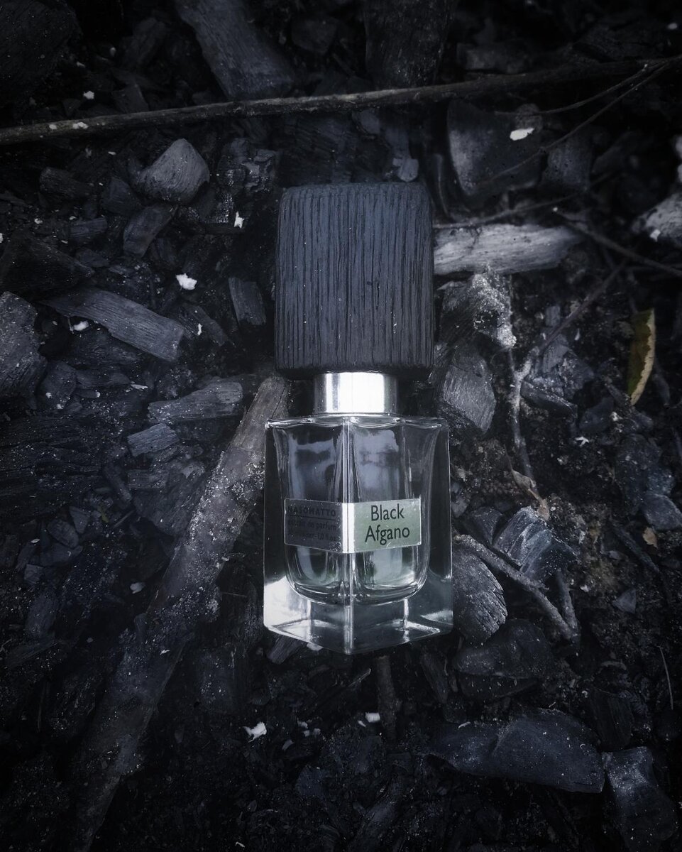 САМЫЙ популярный аромат у NASOMATTO❗️
Брутальный, грязный, дымный, смолистый, дерзкий! (Арт-объект ). Ты, работник Ж/Д, твоя задача проверять пути, смазывать отработанным маслом шпалы, чтобы они не сгнили. И вот ты утром переодеваешься в свою засаленную одежду, которая пропитана отработкой и идешь с этим ведром старого масла к железной дороге. Вместо живой природы вокруг тебя поля КАННАБИСА. Жара 🥵 за 30 градусов, солнце уже в зените, ты смазываешь шпалы и легкий ветер с поля  тянет запах ароматной травы 🌿. Соблазн не дает тебе нормально работать и ты решаешь отдохнуть ( ПЕРЕКУРИТЬ ). Оторвав смолистую бошку, ты забиваешь ее в самокрутку своими грязными руками, садишься на рельсу и взрываешь! И вот оно! Запах масляных рук, дыма от косяка, древесина окутывает тебя и ты впадаешь в жесткий кайф от аромата! Рабочий день закончен, а ты до сих пор сидишь на рельсах и провожаешь закат 🌅, и ждешь завтрашнего дня, чтобы опять вспомнить эти часы.
