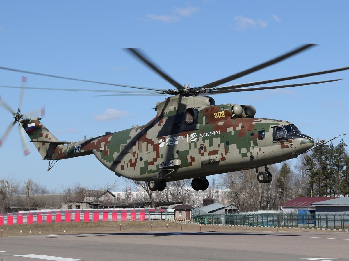    Тяжелый военно-транспортный вертолет Ми-26Т2В во время презентации в Подмосковье© Пресс-служба холдинга "Вертолеты России"