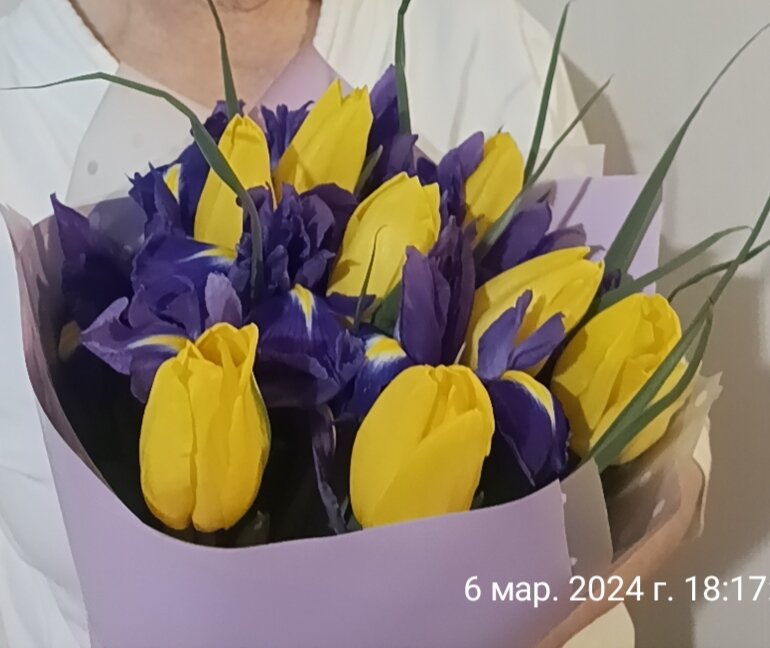 Вот такой букет мы подарили нашей маме-бабушке,в дополнение к основному подарку----дамской сумке))) 