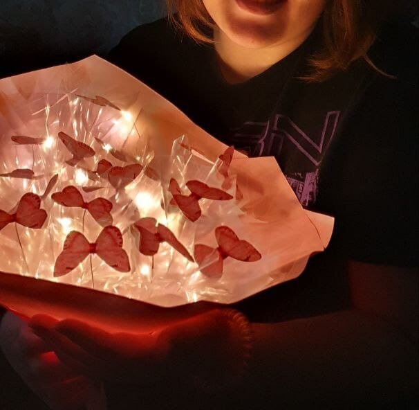 Вот такой букет как дополнение к подарку мы подарили нашей дочери на 23х-летие.Этот букет до сих пор "жив", стоит в хрустальной вазе на туалетном столике и призван создавать романтическую обстановку в релаксирующие вечера))) 