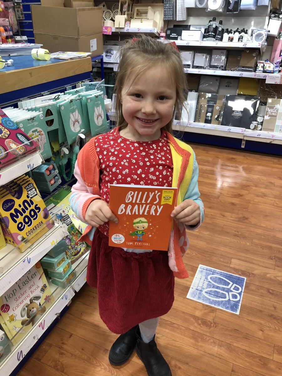 На книжке - эмблема международного дня книги