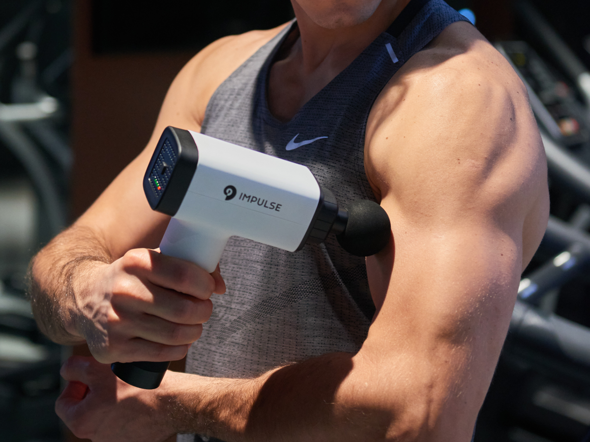 Перкуссионный массажный пистолет от боли, спазмов и напряжения
в мышцах Impulse Sport. Фото: Impulse Device©