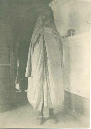 Тот самый чапан татарки. Так они ходили по улице еще в конце 19 века и старались не показывать лицо мужскому полу лишний раз. 