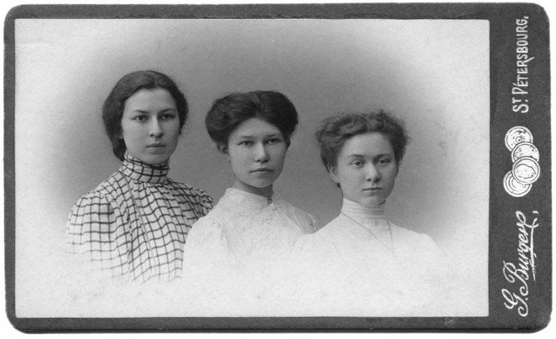 Тоже татарки. Начало ХХ в. Слева - будущий математик Сара Шакулова.