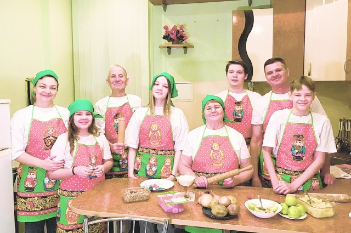    На выставке-форуме “Россия” семья Елены Гриценко (крайняя слева) давали мастер-класс по лепке вареников