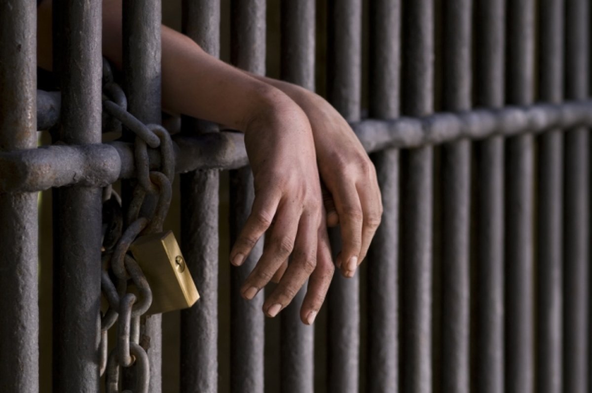    Резал, откусил ухо.