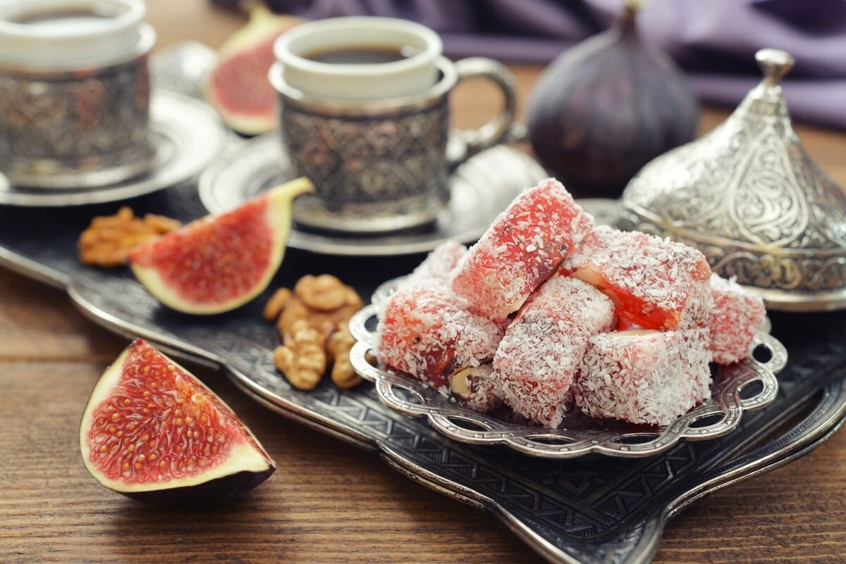 Рахат-лукум часто подают с фруктами📷
