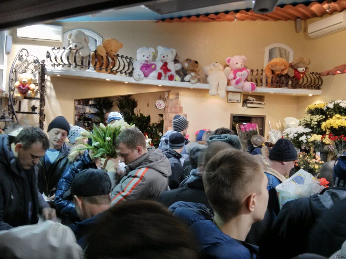 Пишут, что мужчины, дескать, начали брать микрозаймы на подарки к 8 марта. Ну, а даже если и так, что же здесь удивительного? Рынок, ведь, нынче! Кто-то в него "вписался", а кто-то и не так чтобы очень..