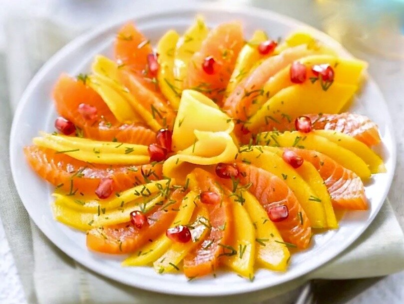 Салат из манго и форели.