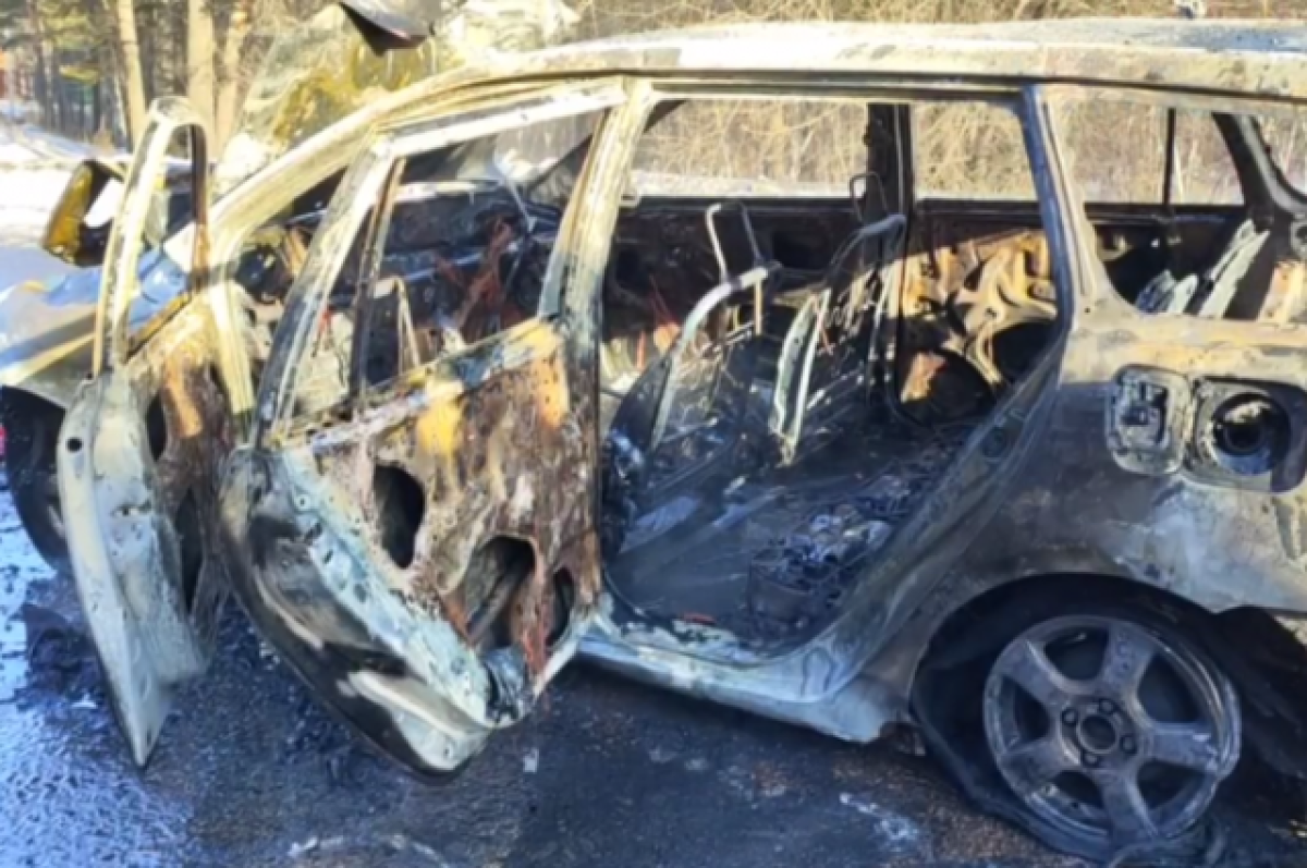    Автомобиль сгорел после столкновения с микрогрузовиком в Улан-Удэ