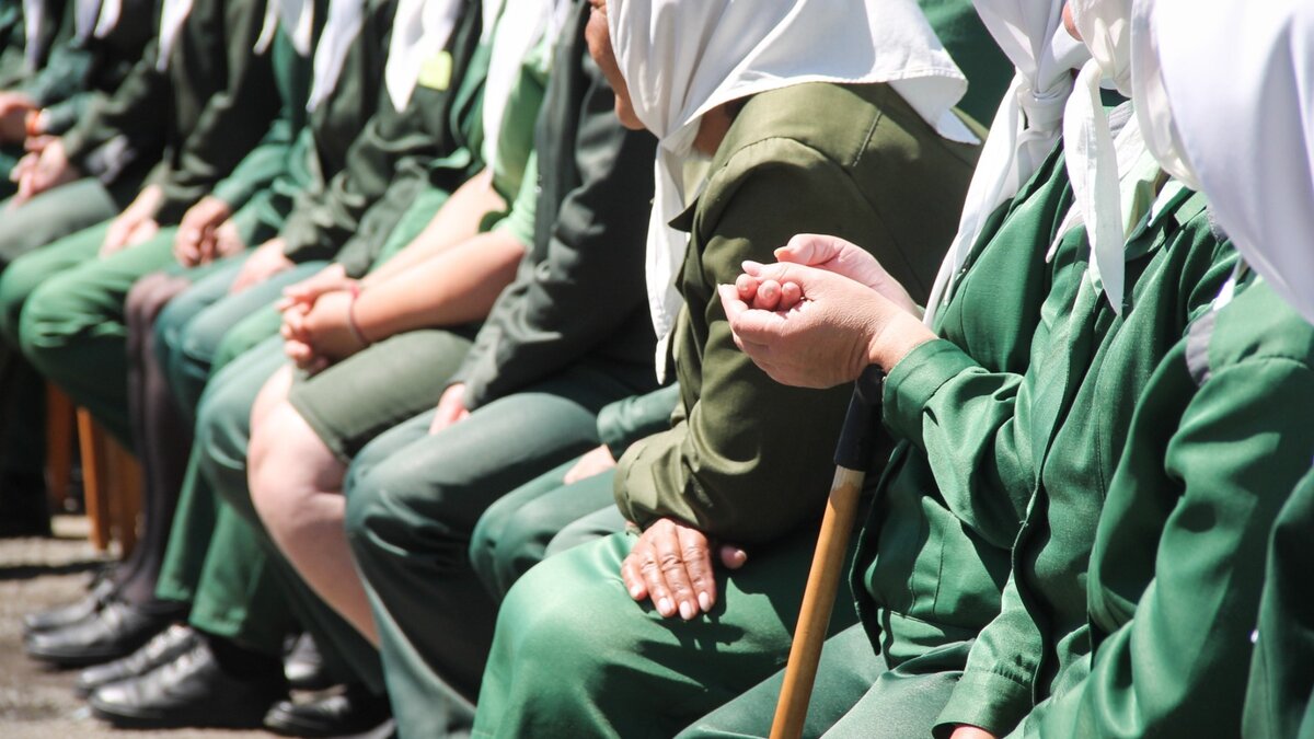     Сегодня все женщины планеты отметят свой, можно сказать, профессиональный праздник — Международный женский день. Кто-то встретит его в кругу семьи, кто-то на работе, кто-то в гордом одиночестве, а кто-то в СИЗО — в компании сокамерниц и хлебного мякиша.