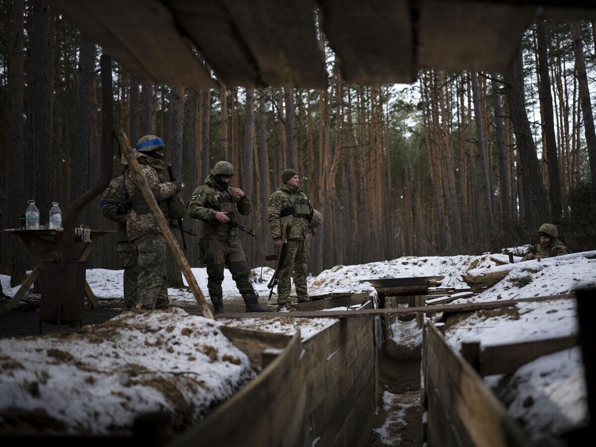    Украинские военные на границе Украины и Белоруссии© AP Photo / Daniel Cole