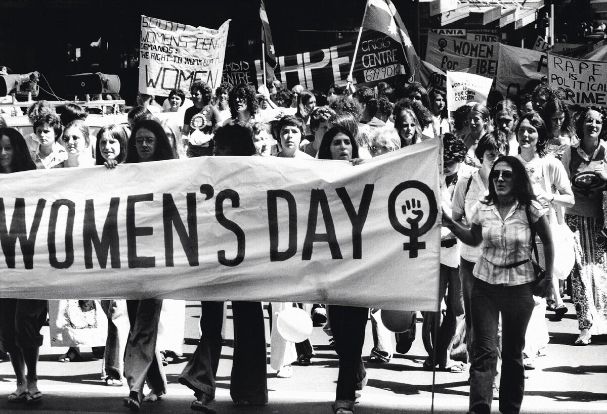 Около 3000 женщин маршируют по улицам Сиднея в 1977 году в честь Международного женского дня. 