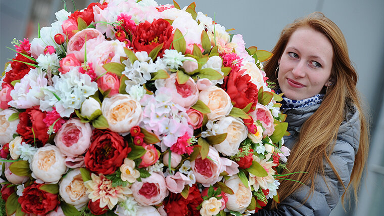 Букет для мужчины. Букет в руках у девушки. Букет "женщине". Букет цветов для мужчины. Мужчина в цветочном магазине.