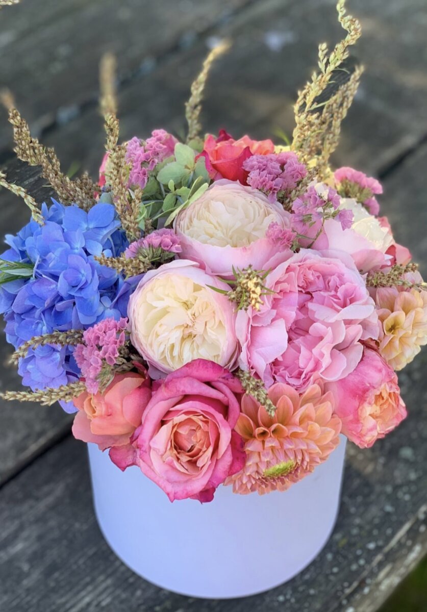 Букет из английских срезочных роз Остина, крупнолистной гортензии и голландских георгин 