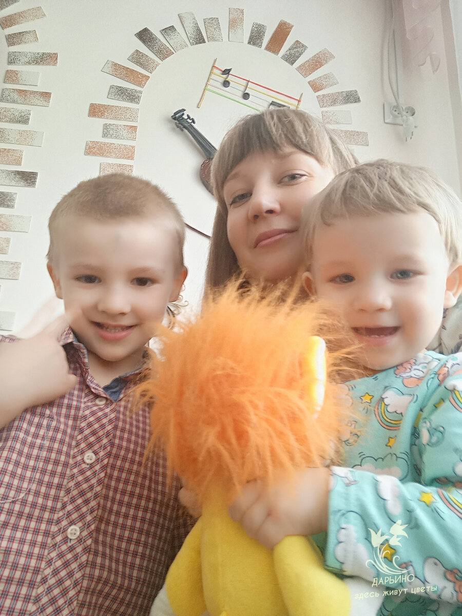 Это я с моими малышами на утреннике