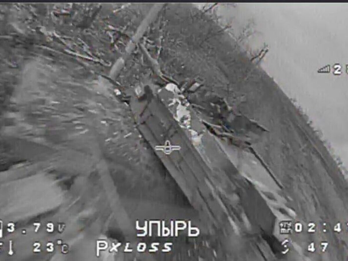    Кадр уничтожения FPV-дроном "Упырь" американского танка Abrams под Авдеевкой© РИА Новости