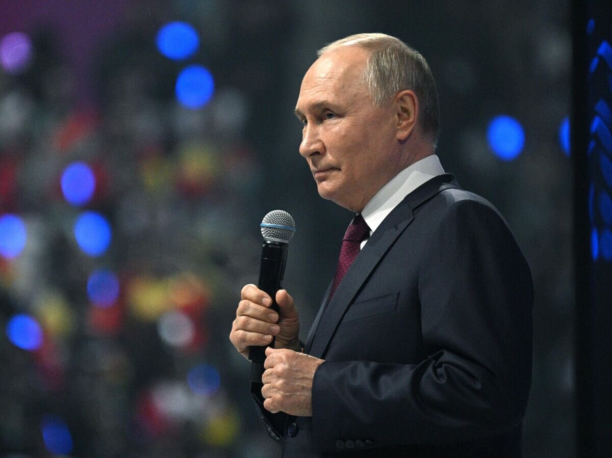    Президент РФ Владимир Путин выступает на церемонии закрытия Всемирного фестиваля молодежи© РИА Новости / Рамиль Ситдиков