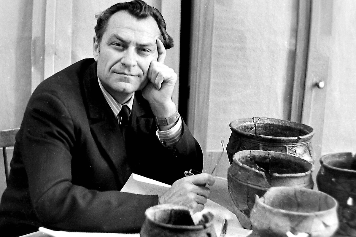 В. Ф. Генинг с синташтинской керамикой в октябре 1974 г. Снимок Н. Б. Виноградова. Источник: открытая страница Н. Б. Виноградова в ВК.