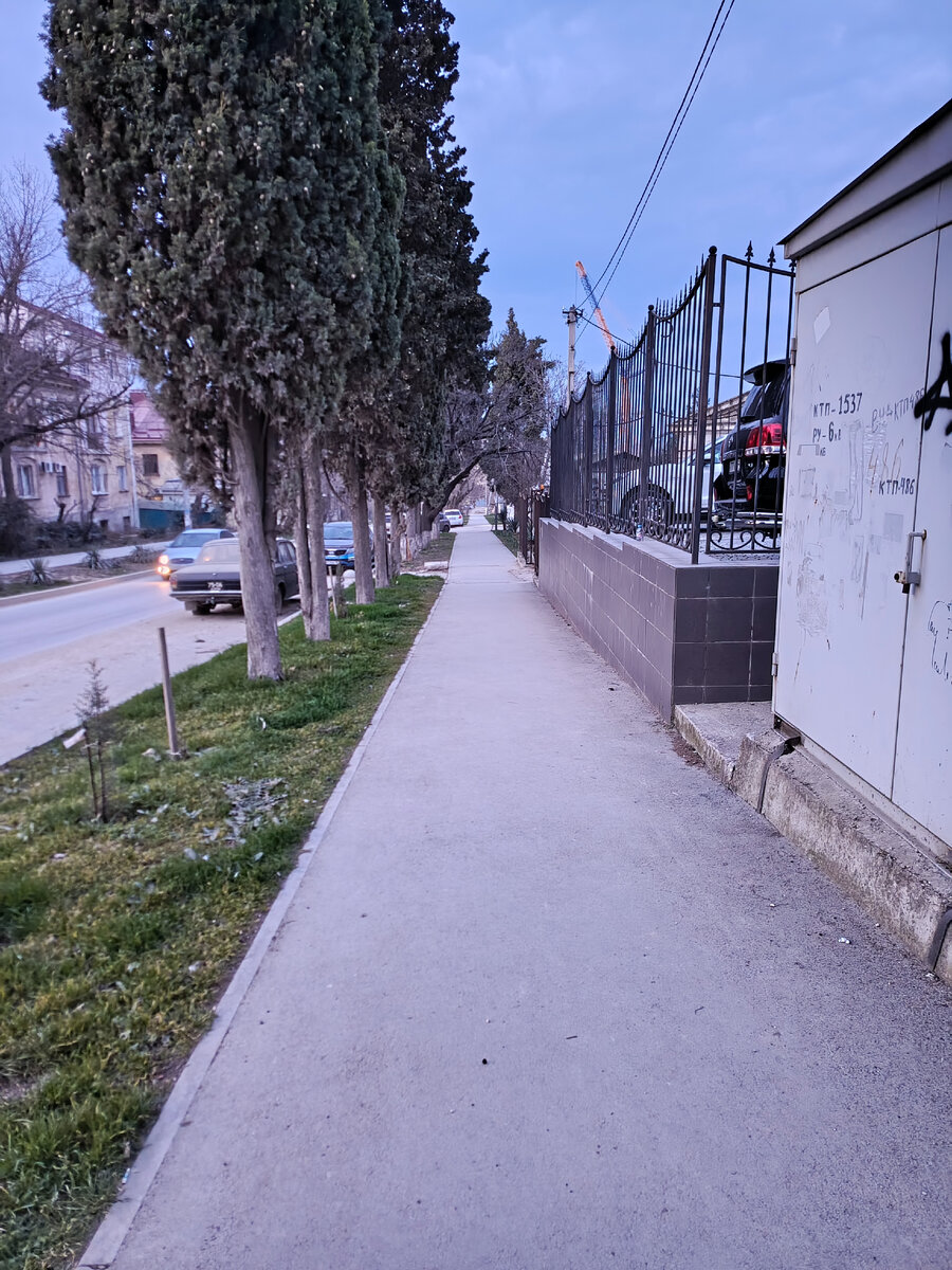 Дома слева находят на улице Бакинской.