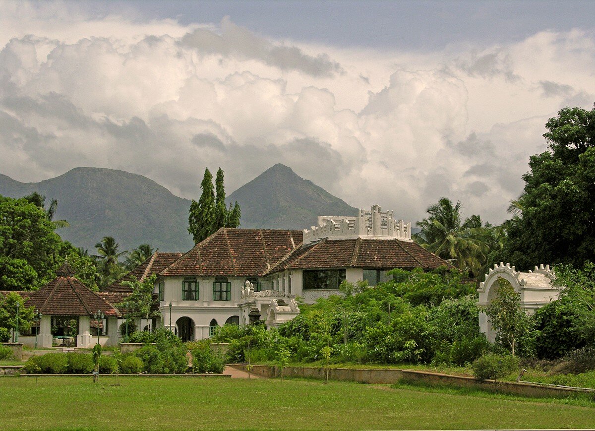  Kalari Kovilacom, Kerala. Kalari Kovilakom — старинный аюрведический курорт, расположенный в предгорьях хребта Аннамалай в красивом дворце,  у подножья хребтов величественных Западных Гат. Это роскошный дворец, построенный еще в конце XIX века и принадлежавший одному из многочисленных махараджей королевства Венгунад 