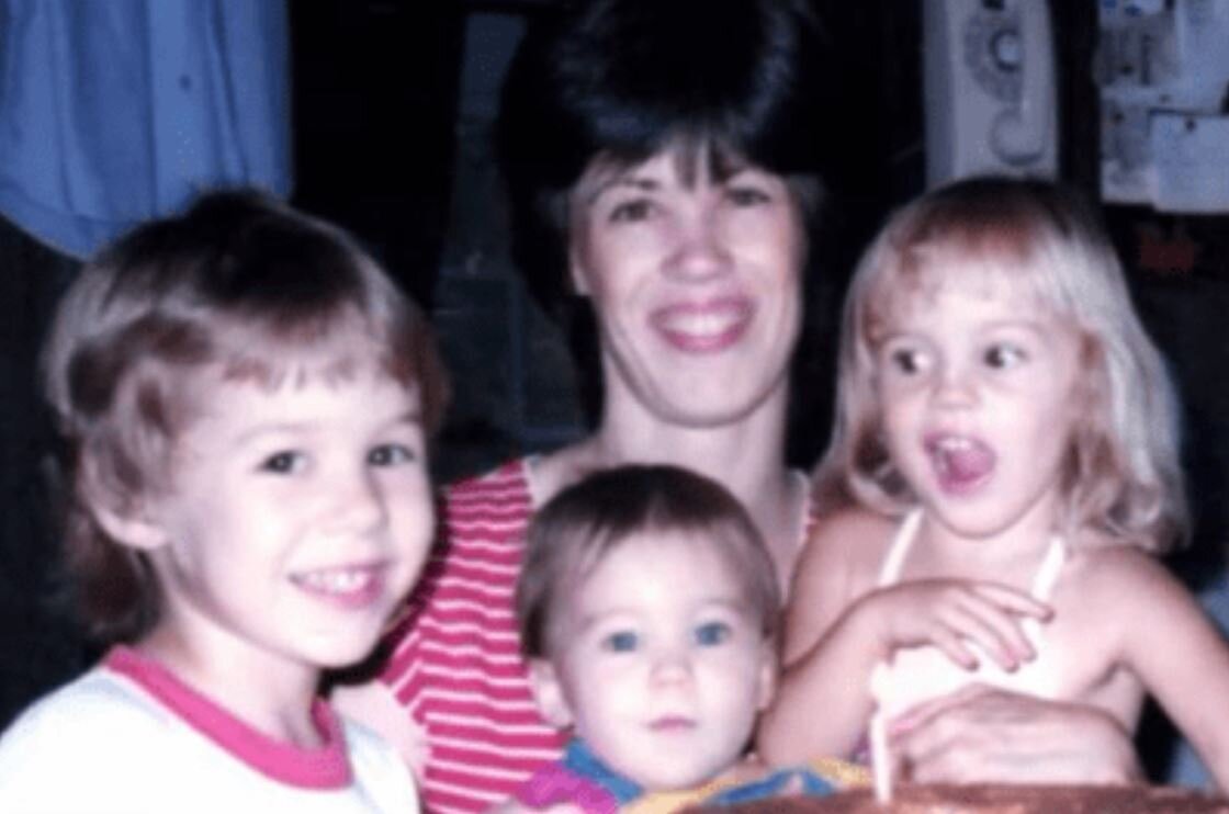 Кэти, Кара, Эрин и Яна Истберн