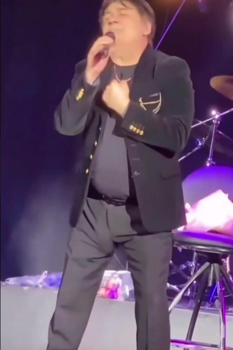    Александр Серов на сцене соцсети