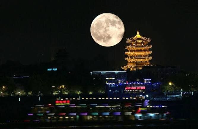 

Китай строит «искусственную Луну», которая имитирует низкую гравитацию с помощью магнитов.

Китайские учёные разрабатывают установку, способную имитировать гравитацию лунной поверхности. Искусственная Луна будет представлять собой вакуумную камеру, в которой с помощью мощного магнитного поля воссоздадут среду с низкой гравитацией. Её планируется построить за несколько месяцев. После запуска она заставит гравитацию «исчезнуть» и «просуществовать столько, сколько вы захотите» - сказал Ли Руйлин, инженер-геотехник из Китайского горно-технологического университета.

К чему ОНИ готовятся?
