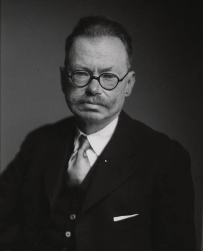 Гордон Чайлд (1892—1957) — британо-австралийский историк-марксист, один из ведущих археологов XX века. Автор понятий «неолитическая революция».