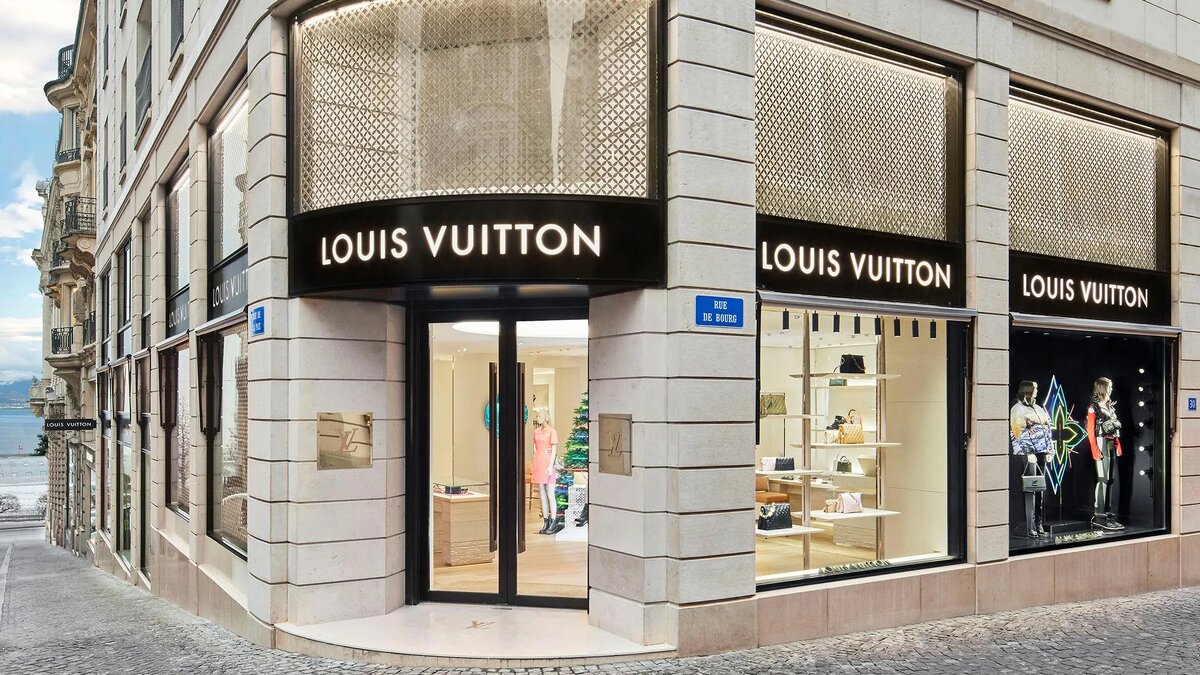 Почему луи. Бутик Луи Виттон. Мираторг Варшавское шоссе 168. Louis Vuitton магазин. Супермаркет Мираторг Москва.