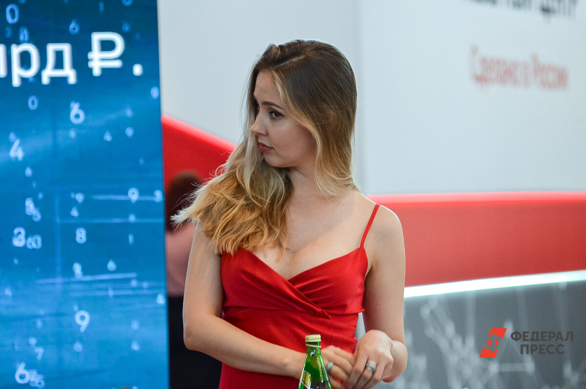 Пенсионерка раскритиковала распущенные волосы, которые пришли в моду с Запада.  Фото: ФедералПресс / Евгений Поторочин