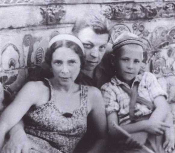 Елена Конжукова с Иваном Ефремовым и сыном Алланом